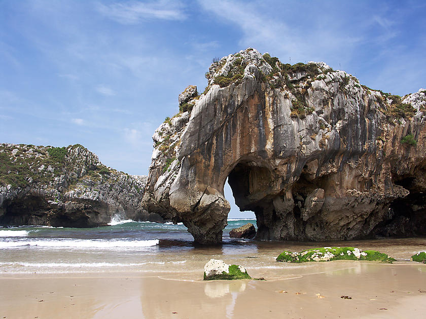 image from Cuevas del mar